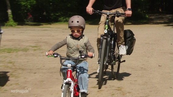Ein Kleinkind fährt auf einem Fahrrad. © Screenshot 
