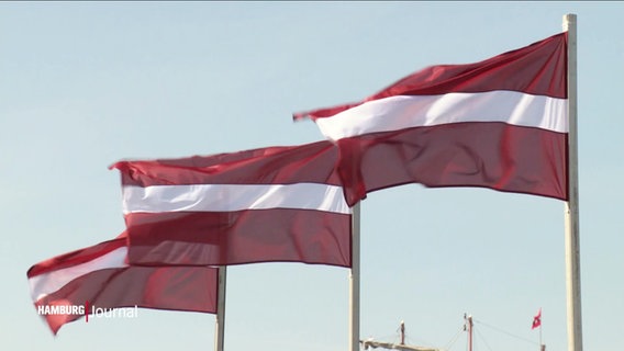Lettische Flaggen wehen im Wind.  © Screenshot 