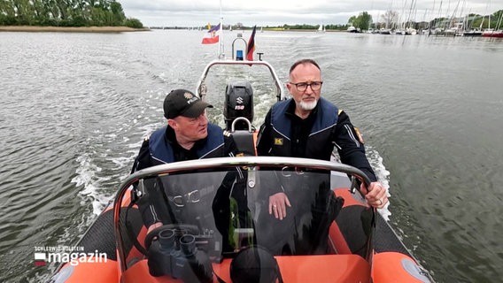 Zwei Wasserpolizisten sind in einem Motorboot im Einsatz. © Screenshot 