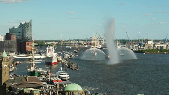Das Feuerwehrschiff beim Hamburger Hafengeburtstag 2024. © Screenshot 