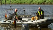 Zwei Polizeibeamte mit Spürhund auf einem Schlauchboot © Screenshot 