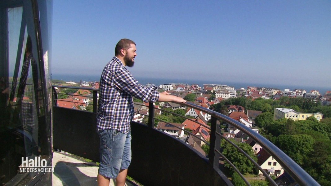 Daniel Jochheim genießt die Aussicht vom Leuchtturm auf Wangerooge.