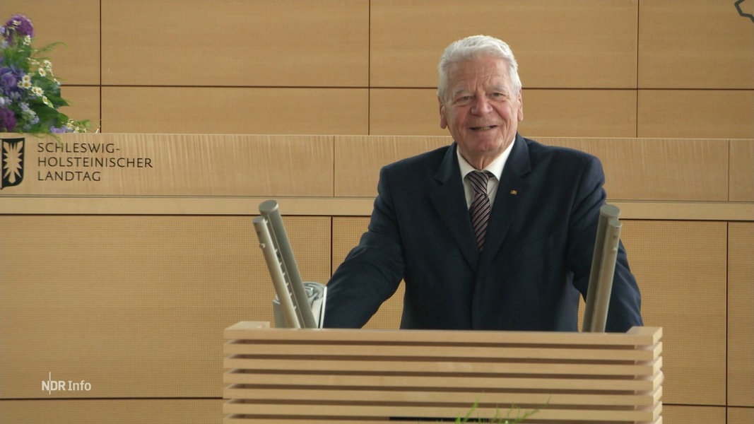 Joachim Gauckam Rednerpult im Schleswig-Holsteinischen Landtag.