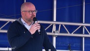 Steffen Beckmann spricht am Mikrofon bei einer Veranstaltung. © Screenshot 