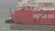 An Bord dieses Tankers wird amerikanisches Fracking-Gas zum LNG-Terminal in Mukran auf Rügen geliefert. © Screenshot 