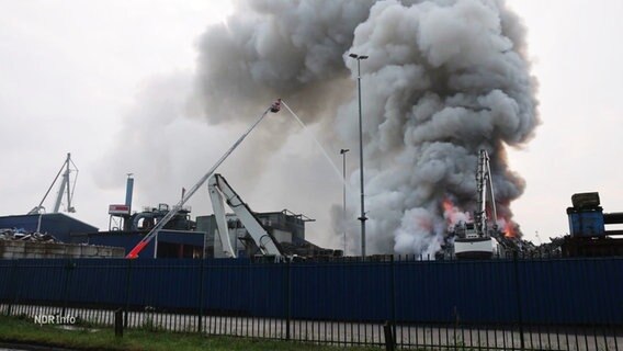 Ein Schrotthaufen im Harburger Hafen hat Feuer gefangen und für starke Rauchentwicklung im gesamten Gebiet gesorgt. © Screenshot 