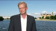 NDR-Reporter Klaus Göbel berichtet live aus Schwerin. © Screenshot 
