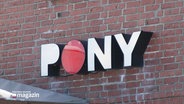 An einer Fassade ist der Schriftzug "PONY" angebracht. © Screenshot 