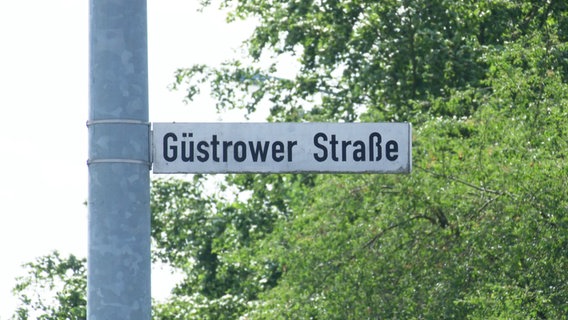 Ein Straßenschild mit der Aufschrift Güstrower Straße. © Screenshot 