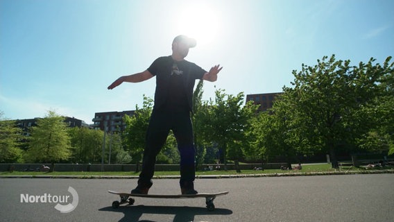 Ein Skateboarder. © Screenshot 