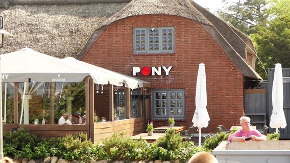 Blick auf das Gebäude vom Restaurant aus "Pony" auf Sylt. © Screenshot 