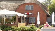 Blick auf das Gebäude vom Restaurant "Pony" auf Sylt. © Screenshot 