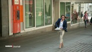 Freya Gräfin Kerssenbrock eilt mit Turschuehn in den Händen und Highheels an den Füßen durch eine gepflasterte Straße. © Screenshot 