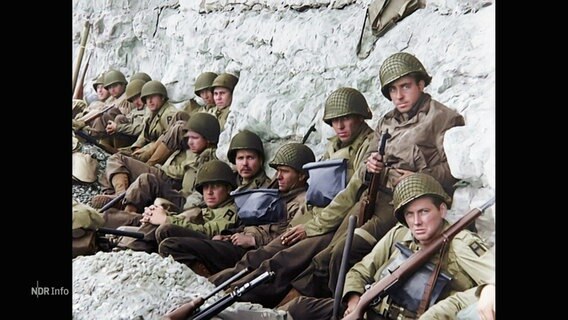 Originalaufnahme zeigt junge Soldaten in Uniform an einer Felswand. © Screenshot 