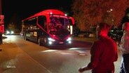 Ein rot-schwarzer Bus fährt auf einen Parkplatz. © Screenshot 