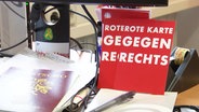 Eine Postkarte mit der Aufschrift: Rote Karte gegen Rechts. © Screenshot 