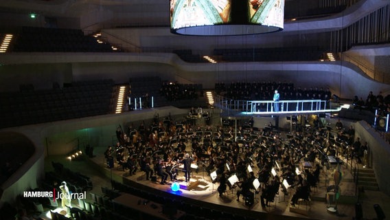 Musiker*innen und Sänger*innen proben eine Oper in der Elbphilharmonie © Screenshot 