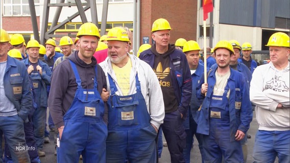 Arbeiter vor der Meyer-Werft in Papenburg. © Screenshot 
