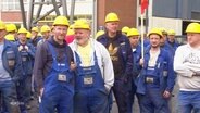 Arbeiter vor der Meyer-Werft in Papenburg. © Screenshot 