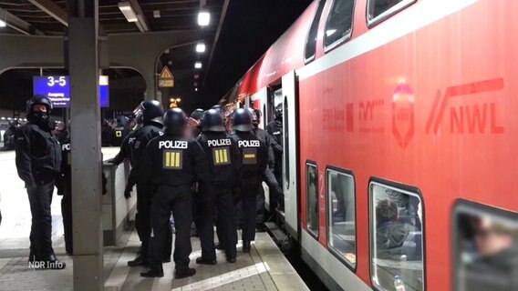 Polizeibeamte vor einem Regionalzug. © Screenshot 