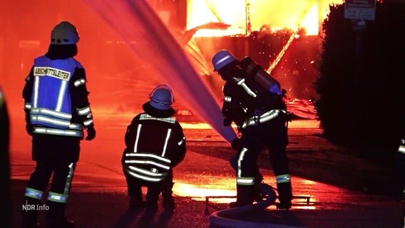 Feuerwehrleute löschen einen Großbrand in Thedinghausen. © Screenshot 