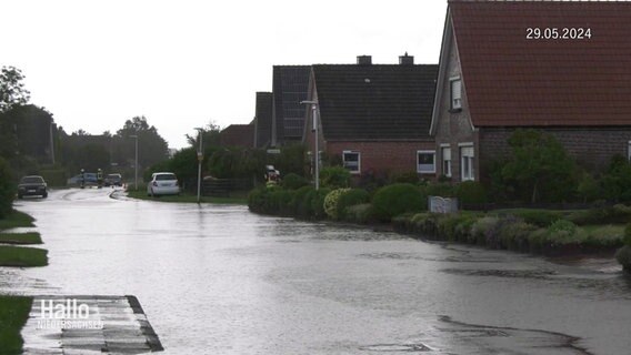Eine Straße steht unter Wasser. © Screenshot 