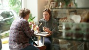 Zwei Frauen sitzen beim Brunch in einem Café. © Screenshot 