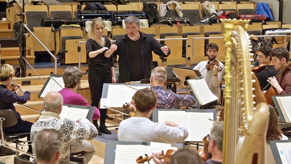 Alan Gilbert und Conductor Fellow Agata Zając bei gemeinsamen Proben mit dem NDR Elbphilharmonie Orchester. © NDR Foto: Screenshot