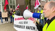 Gewerkschaftsmitglieder von ver.di protestieren vor dem Hamburger Arbeitsgericht. © NDR 