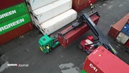 Ein Container wird auf einen Lastkraftwagen geladen. © Screenshot 