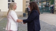 Niedersachsens Justizministerin Kathrin Wahlmann schüttelt Anna Gallina, der Justizministerin Hamburgs die Hand. © Screenshot 