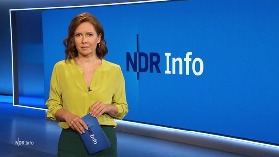 Romy Hiller moderiert NDR Info. © Screenshot 