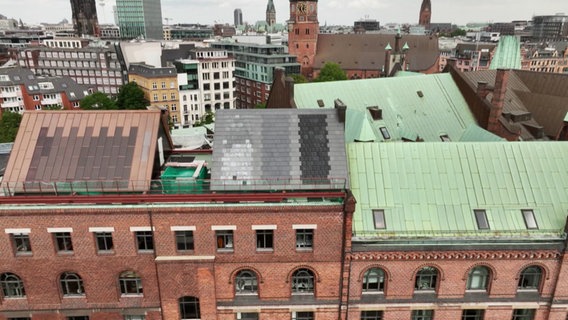 Blick auf und über die Dächer der historischen Speicherstadt. © Screenshot 