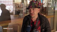 Nico, ein derzeitig obdachloser Mann mittleren Alters, im Interview. © Screenshot 