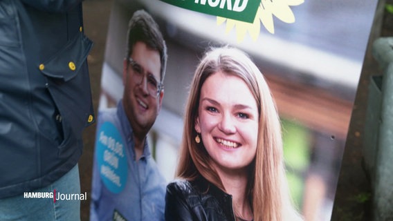 Isabel Permien, Spitzenkadidatin der Grünen, hängt Wahlplakate mit ihrem Konterfei auf. © Screenshot 