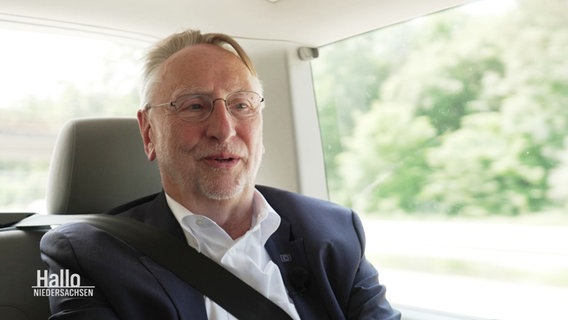 Der SPD-Spitzenkandidat Bernd Lange im Auto. © Screenshot 