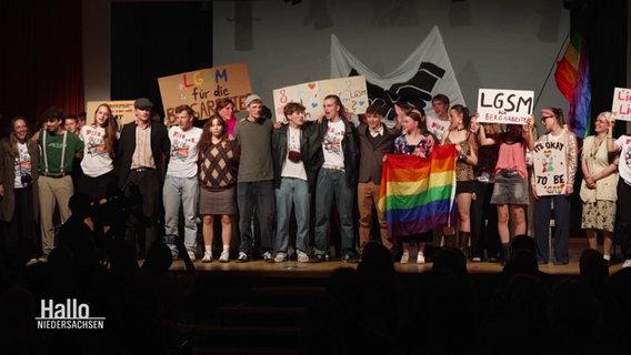 Das Schülermusical „Pits and Pride“ auf der Bühne . © Screenshot 