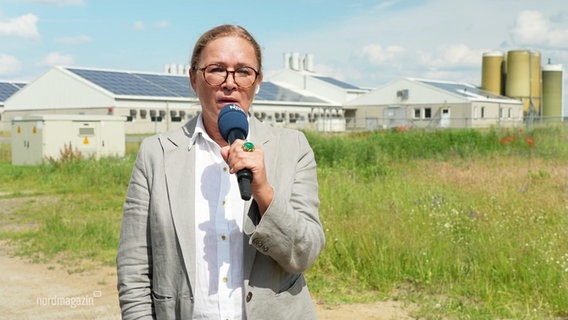 Die Reporterin Heike Becker berichtet aus Friedberg. © Screenshot 