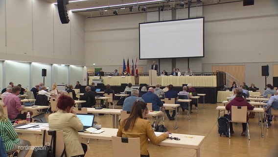 Die Stadtvertretersitzung beschließt die Verschiebung der Stadtvertreterwahl. © Screenshot 