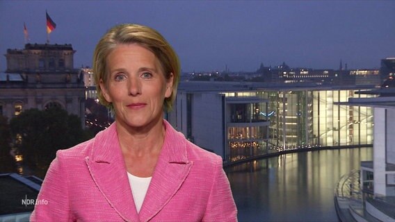 NDR-Reporterin Kerstin Dausend berichtet live aus Berlin. © Screenshot 