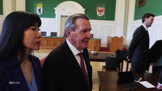 Gerhard Schröder verlässt mit seiner Frau nach der Urteilsverkündung das Gericht. © Screenshot 