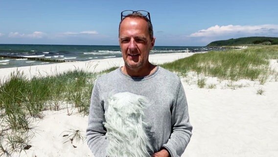 Stefan Kreibohm steht am Strand der Insel Hiddensee und moderiert das Wetter. © Screenshot 