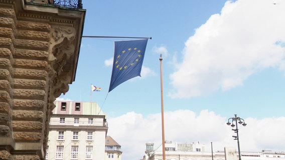 Eine Europa-Flagge am Hamburger Rathaus. © Screenshot 