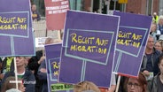Demoplakate mit der Aufschrift "Recht auf Migration". © Screenshot 