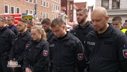 Polizistinnen und Polizisten bei der Schweigeminute. © Screenshot 