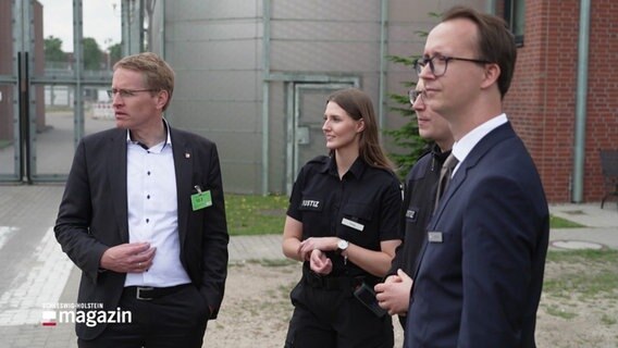 Daniel Günther, links im Bild, beim Besuch in der JVA Lübeck. © Screenshot 