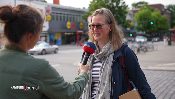 Reporterin Anne Adams interviewt Susanne aus Barmbek. © Screenshot 