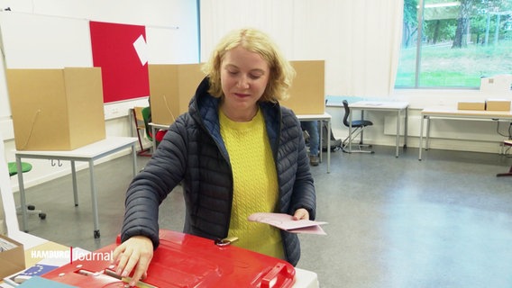 Laura Frick (SPD) steckt ihren Wahlbrief in die Urne © Screenshot 