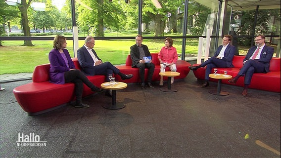 Die Vertreterinnen und Vertreter der Landtagsparteien sprechen gemeinsam über erste Hochrechnungen zur Europawahl. © Screenshot 