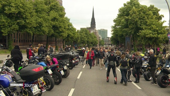 Motorräder parken auf der Ludwig-Erhard-Straße für den Motorradgottesdienst. © Screenshot 
